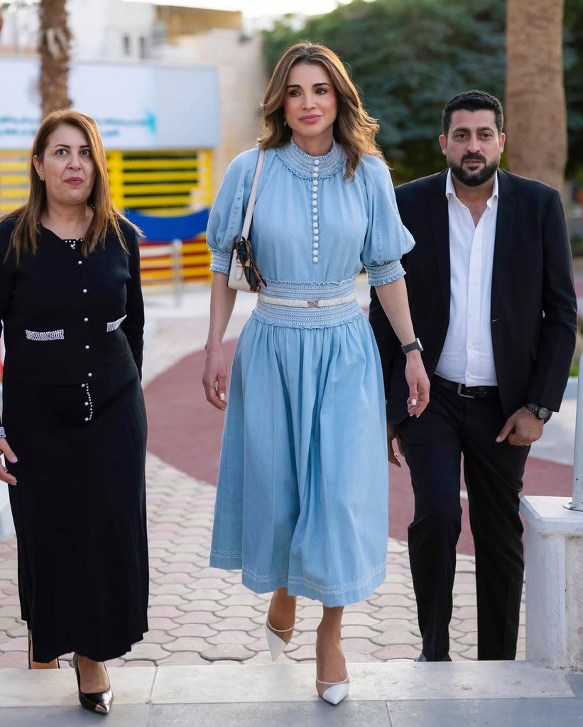 Rania de Jordania con conjunto azul bebé.