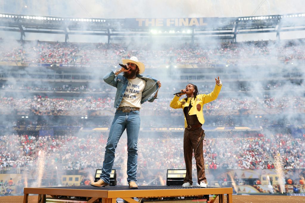 Post Malone y Swae Lee en el escenario del Estadio Nueva York Nueva Jersey en la ceremonia de clausurara del Mundial 2026.