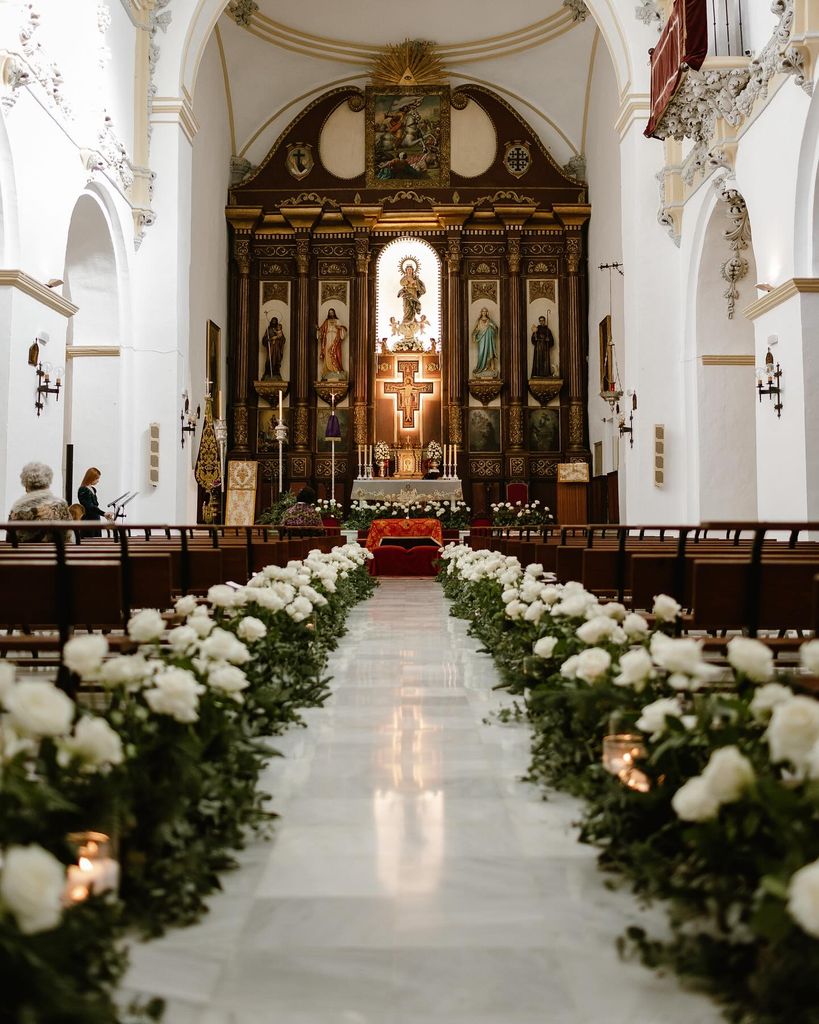 Decoración de bodas rosas blancas iglesia