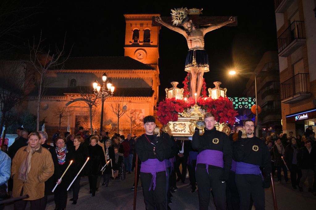 Procesión del Cristo de la Salud por las calles de Albolote. Una tradición que se cumple todos los 26 de diciembre para agradecer al Cristo que el pueblo no sufriese ningún daño durante el terremoto que ocurrió en 1884. 