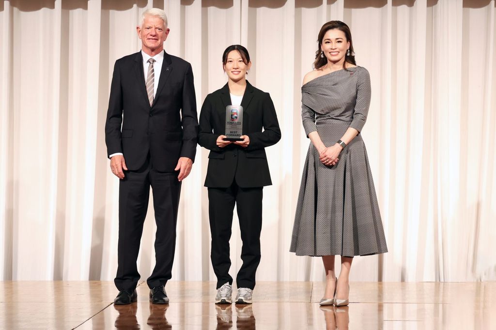Su Majestad la Reina asistió a un evento de gala en el Centro Internacional de Convenciones Pamir en Sapporo, Hokkaido, Japón.