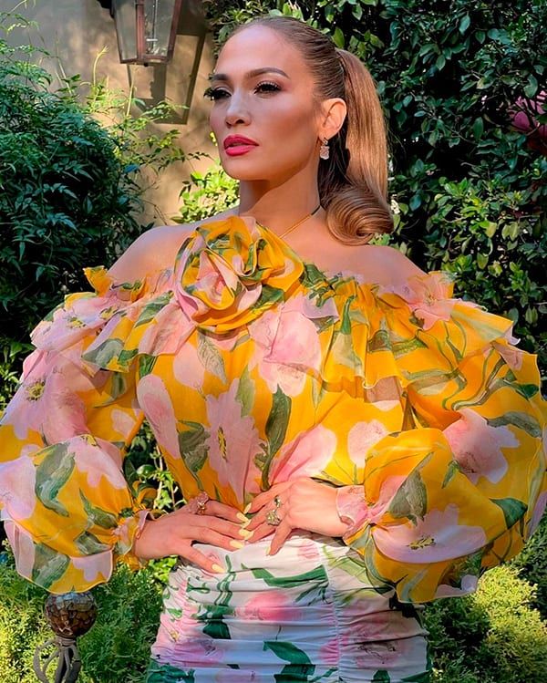 Jennifer Lopez y el misterio de su look de invitada floral