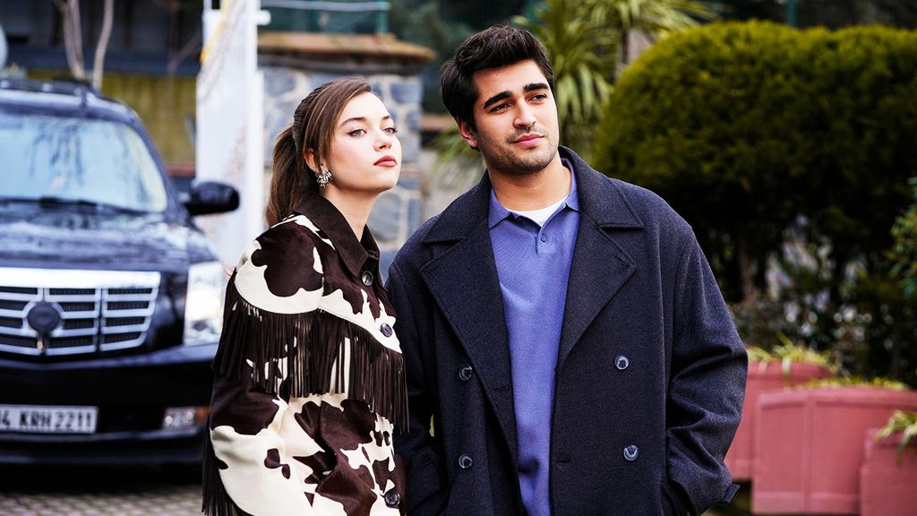 Mert Ramazan Demir ('Una nueva vida') muy bien acompañado por una misteriosa joven que no es Afra Saraçoğlu