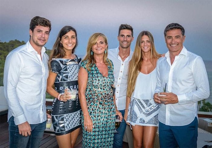 Michel González con su mujer y sus hijos