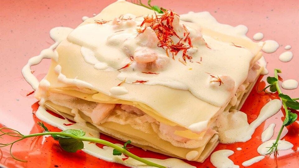 Lasaña fría de gambas y merluza
