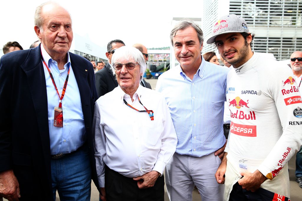 Juan Carlos junto a los Sainz, padre e hijo, y Bernie Ecclestone en el año 2015, cuando el piloto español estaba con Red Bull
