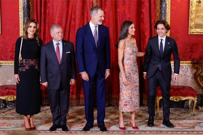 El tradicional besamanos