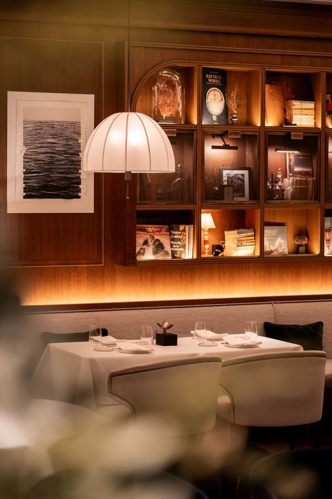 En 2021 abrió sus puertas Amós, en el hotel Rosewood Villamagna de Madrid.