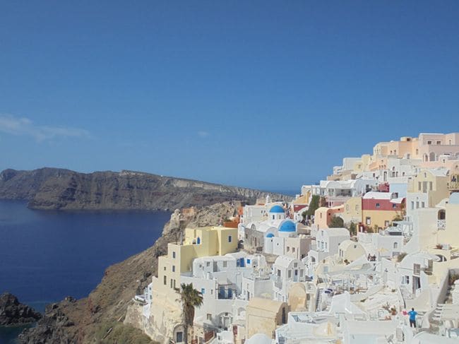 SANTORINI: La volcánica Santorini es la joya de las Cícladas y diferente a cualquier otra isla del Egeo. Imprescindible acercarte al pueblo de Oia, que brinda unas panorámicas impresionantes.

