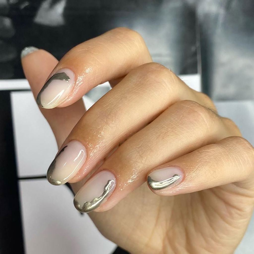 Manicura con acabado cromado