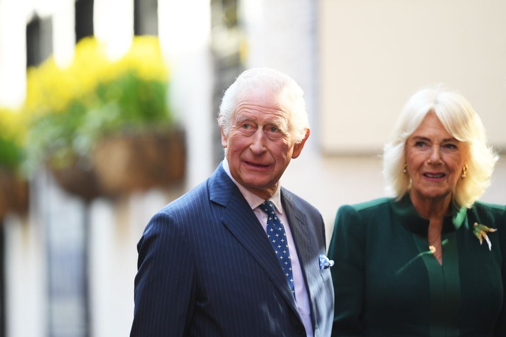 El rey Carlos III interrumpe su recuperación tras la hospitalización para hacer una emotiva declaración
