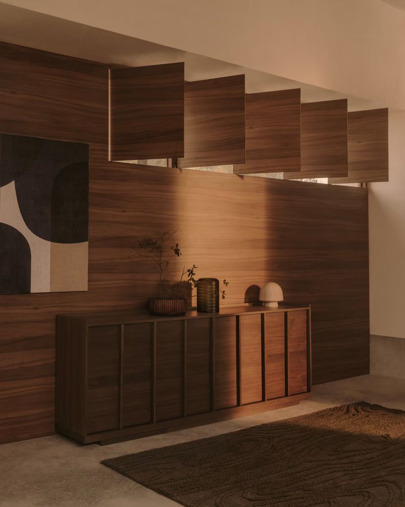 Mueble de madera oscura