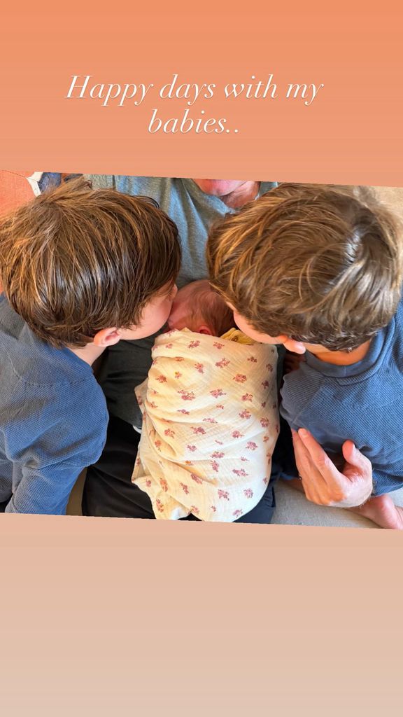 Ernest y August están felices por compartir nuevas alegrías con su hermanita