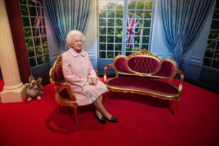 Nueva figura de cera de Isabel II, ¿cuál es la real y cuál la imagen?