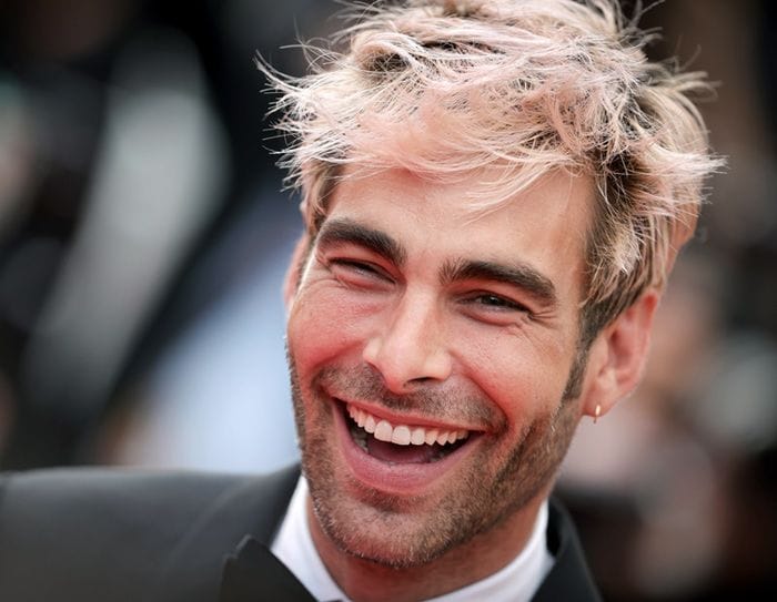 Jon Kortajarena se tiñe el pelo de rosa