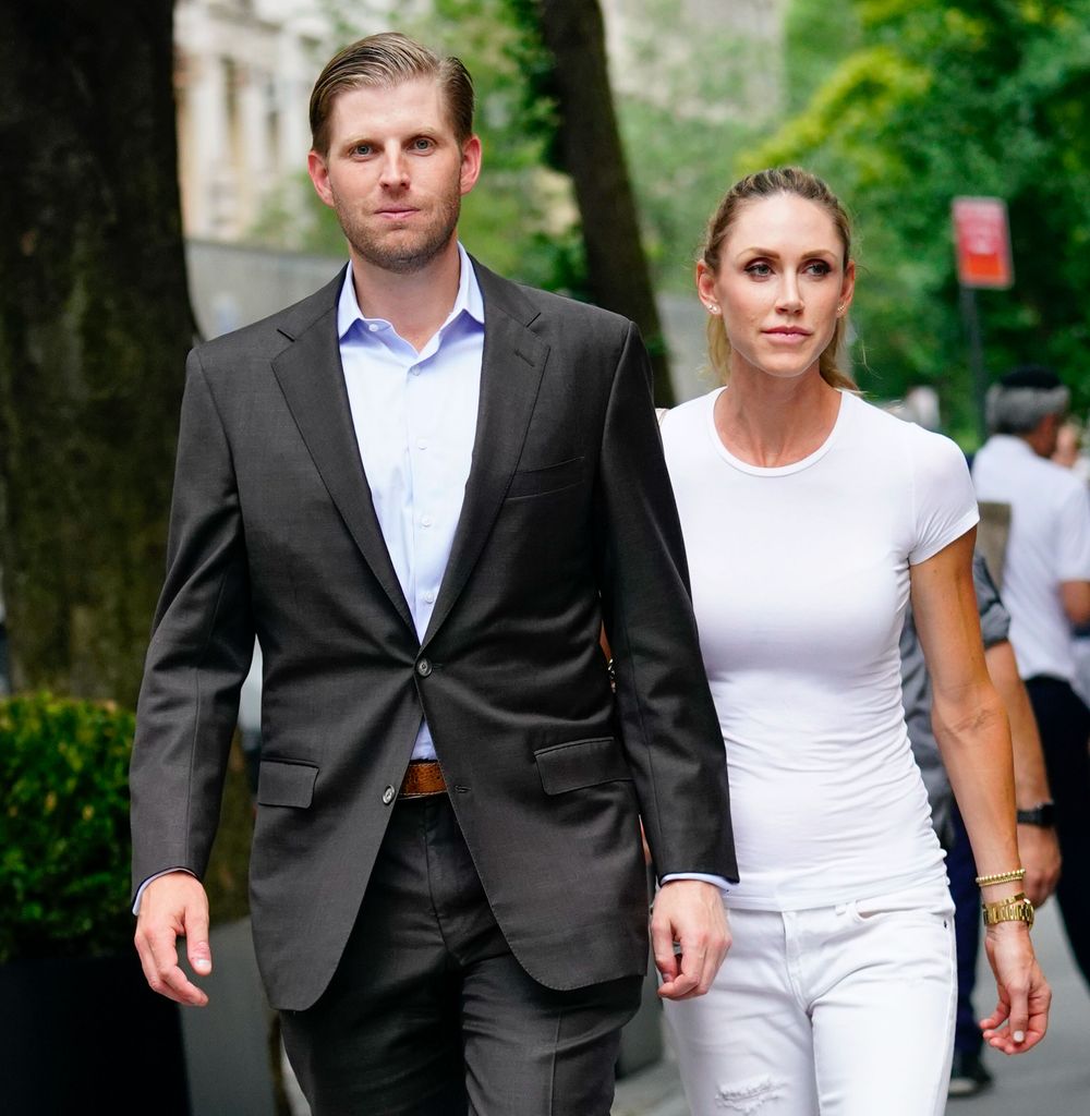 Eric Trump y Lara Trump paseando por Nueva York
