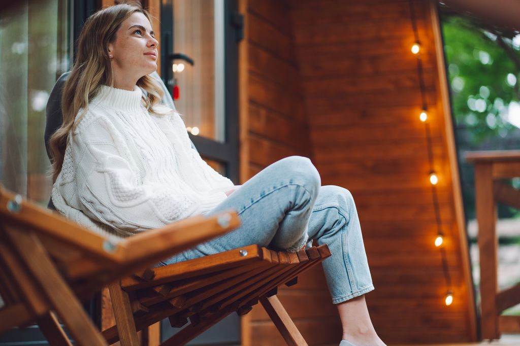 Mujer tranquila en modo contemplativo