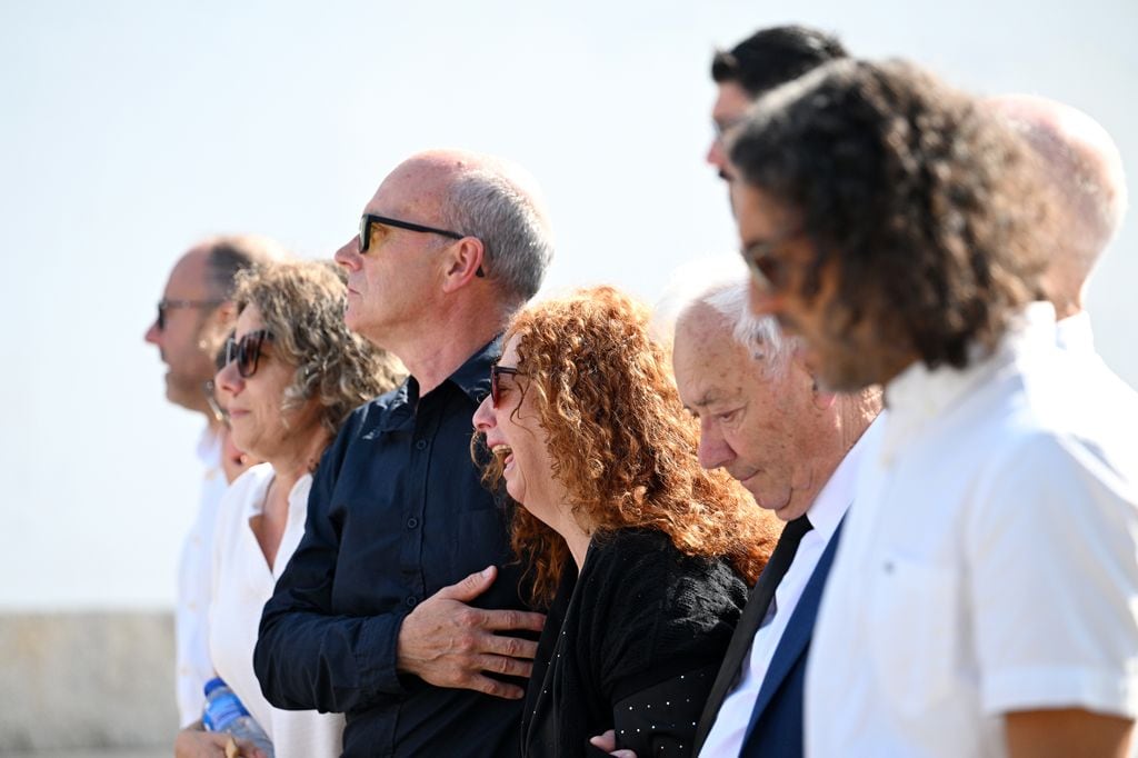 Joaquim e Isabel Silva, padres de Diogo y André, desconsolados durante el funeral de sus dos hijos en Gondomar, Portugal