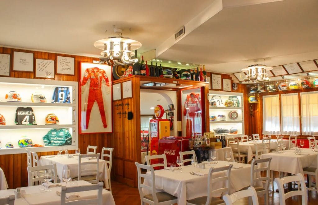 Comedor del restaurante Montana con detalles de cascos, monos y otras piezas de Ferrari.