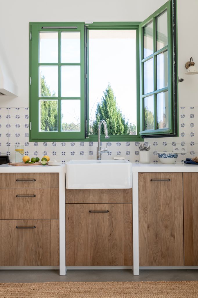 Cocina con la ventana abierta para ventilar el interior del hogar