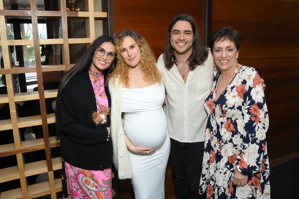 Rumer Willis y Richard Thomas con sus respectivas madres