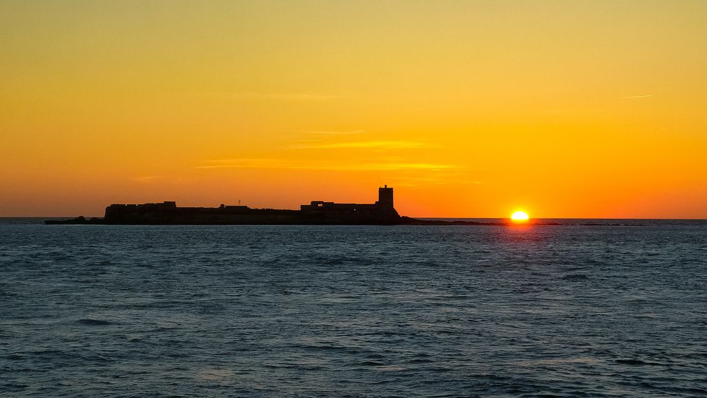 Desde el puerto deportivo de Sancti Petri parten a diario excursiones en barco para descubrir su espectacular castillo