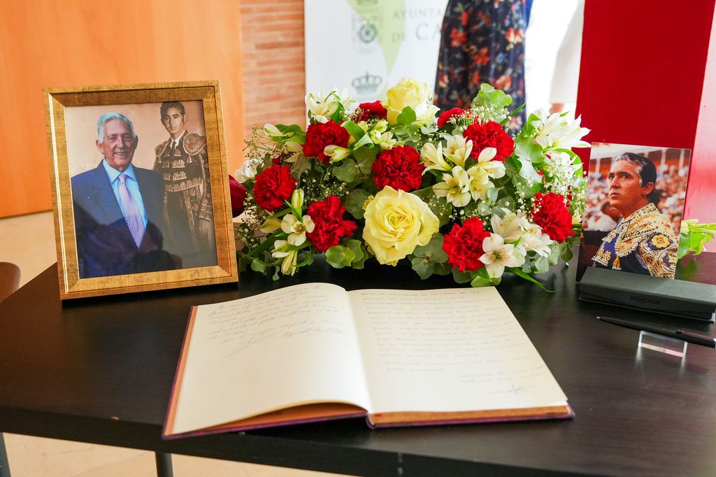 El ayuntamiento de Camas acoge la capilla ardiente del torero Paco Camino , a 30 de julio de 2024, en Sevilla, AndalucÃ­a (EspaÃ±a). El torero de Camas Paco Camino ha fallecido a la edad de 83 aÃ±os.