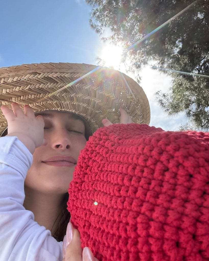 Hailey Bieber con su hijo