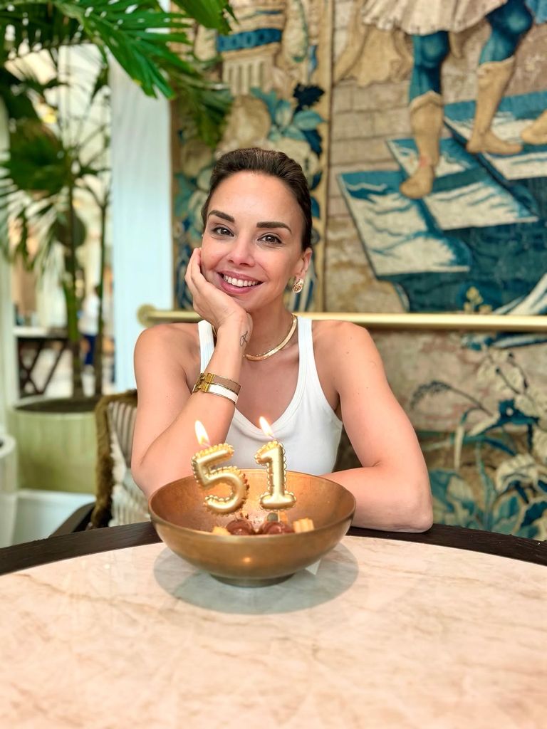 Chenoa celebra su 51 cumpleaños delante de una tarta con velas
