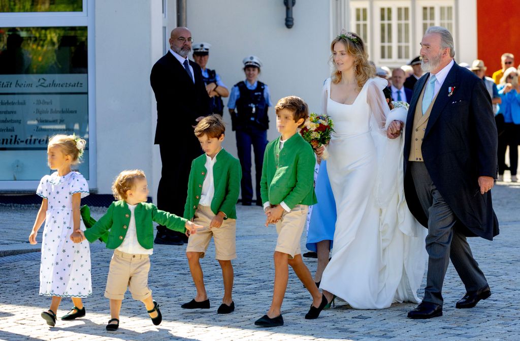 La llegada de la novia a la ceremonia religiosa.