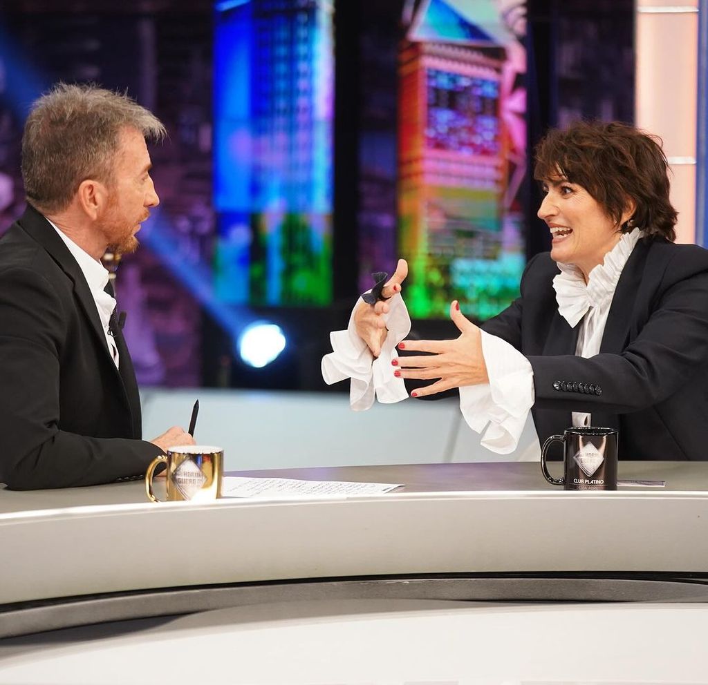 Plano medio de Silvia Abril en El Hormiguero con Pablo Motos