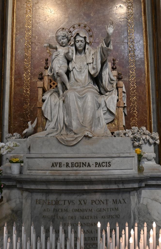 Estatua de María Reina de la Paz, realizada por el escultor Guido Galli