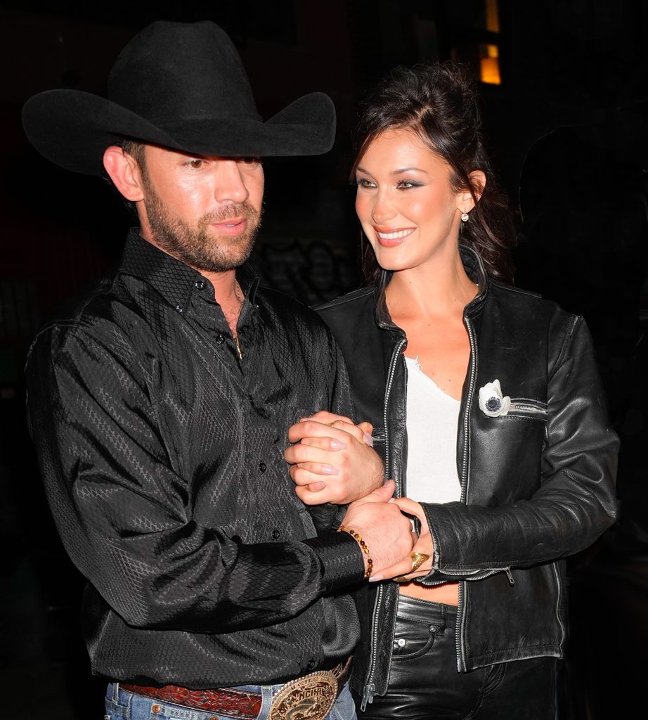 Bella Hadid y Adan Bañuelos paseando por Nueva York en marzo de 2024