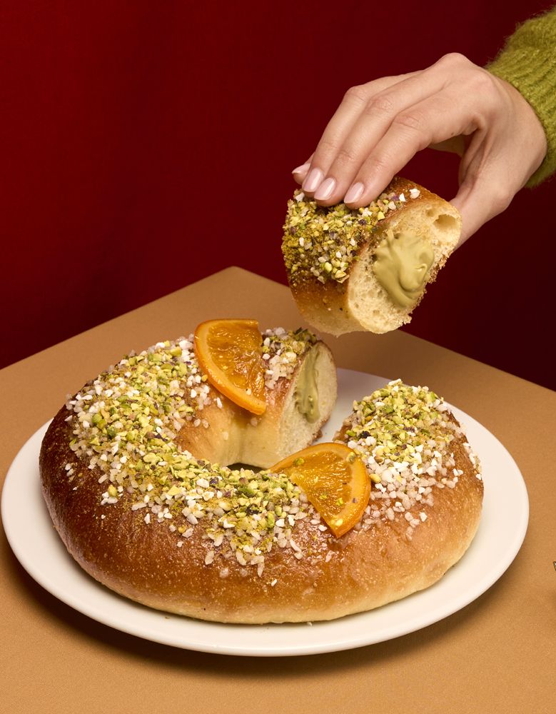 Roscón de Madreamiga, con crema de pistacho. 