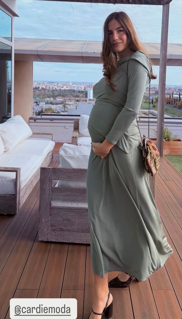 Blanca Llandres, embarazada, en una boda en Sevilla.