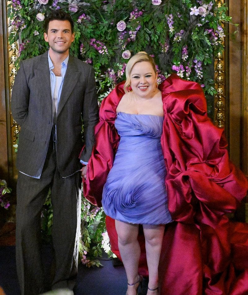 Luke Newton y Nicola Coughlan en la premier de 'Los Bridgerton 3' parte dos, en Toronto