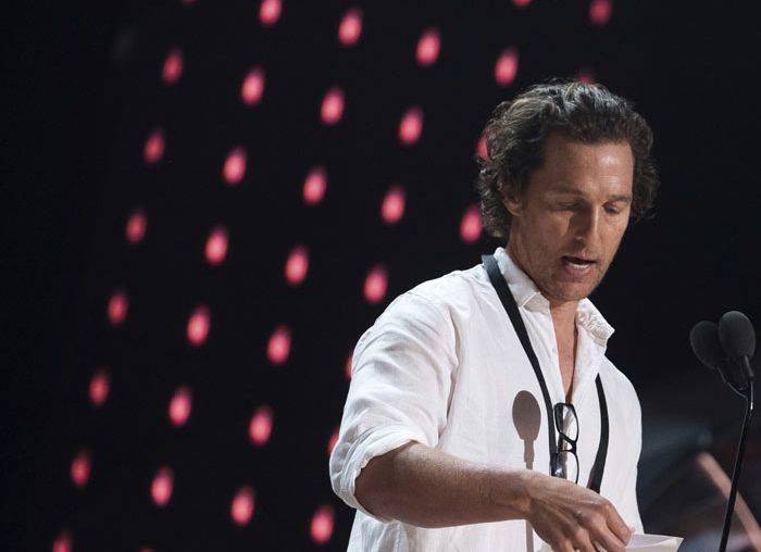 Matthew McConaughey, con camisa blanca será y puños remangados, en un momento del ensayo de la gala de la 90 edición de los Oscar
