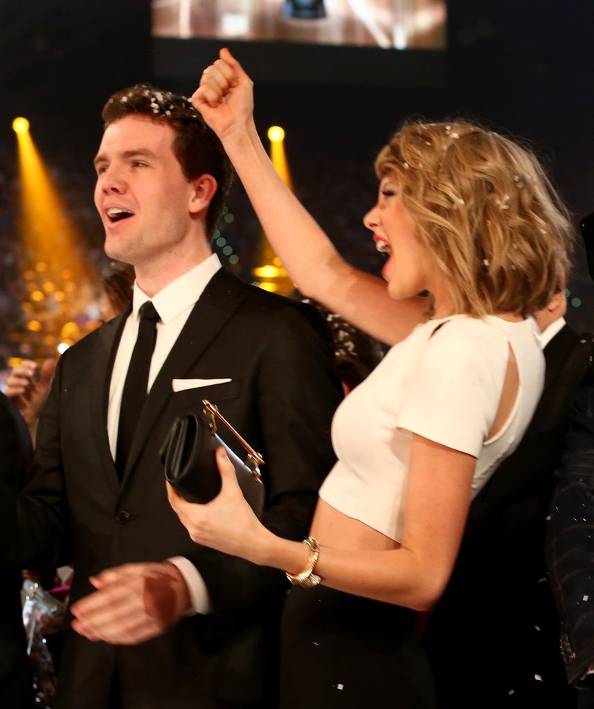 Taylor Swift y junto a su inseparable hermano