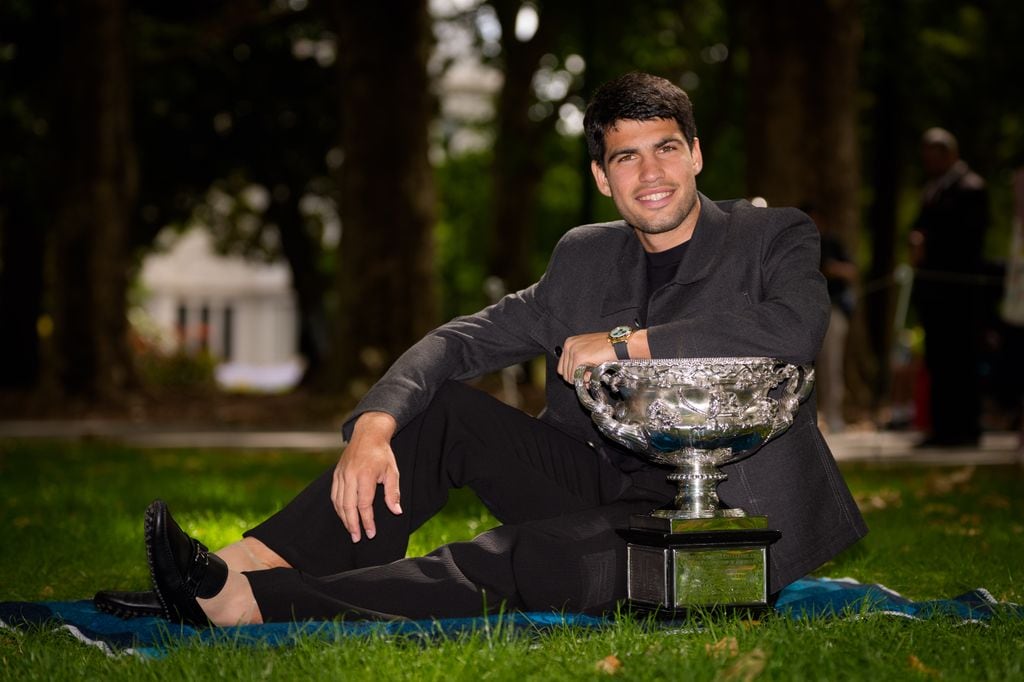 Carlos Alcaraz posa con la copa del Open de Australia, un día después de conquistarla