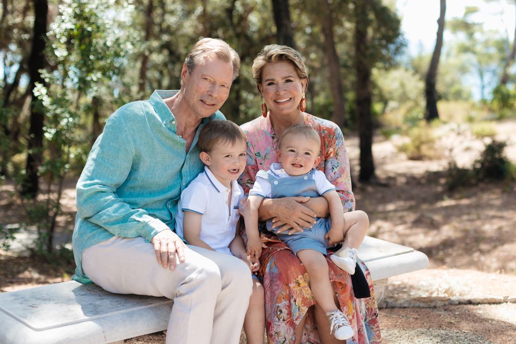 Los Grandes Duques de Luxemburgo, Enrique y María Teresa, con dos de sus ocho nietos, son los príncipes Charles y François, que ocupan una importante posición en la línea sucesoria al ser ambos hijos del príncipe heredero, Guillermo de Luxemburgo. El próximo otoño, tras la abdicación del Gran Duque, Charles se convertirá en el príncipe heredero