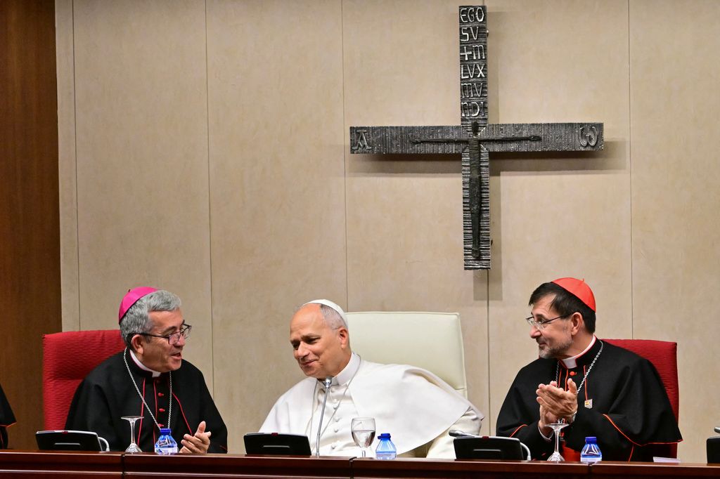 El papa León XIV recibe el aplauso de los obispos españoles tras dirigirles unas palabras en la sede de la Conferencia Episcopal Española, en Madrid