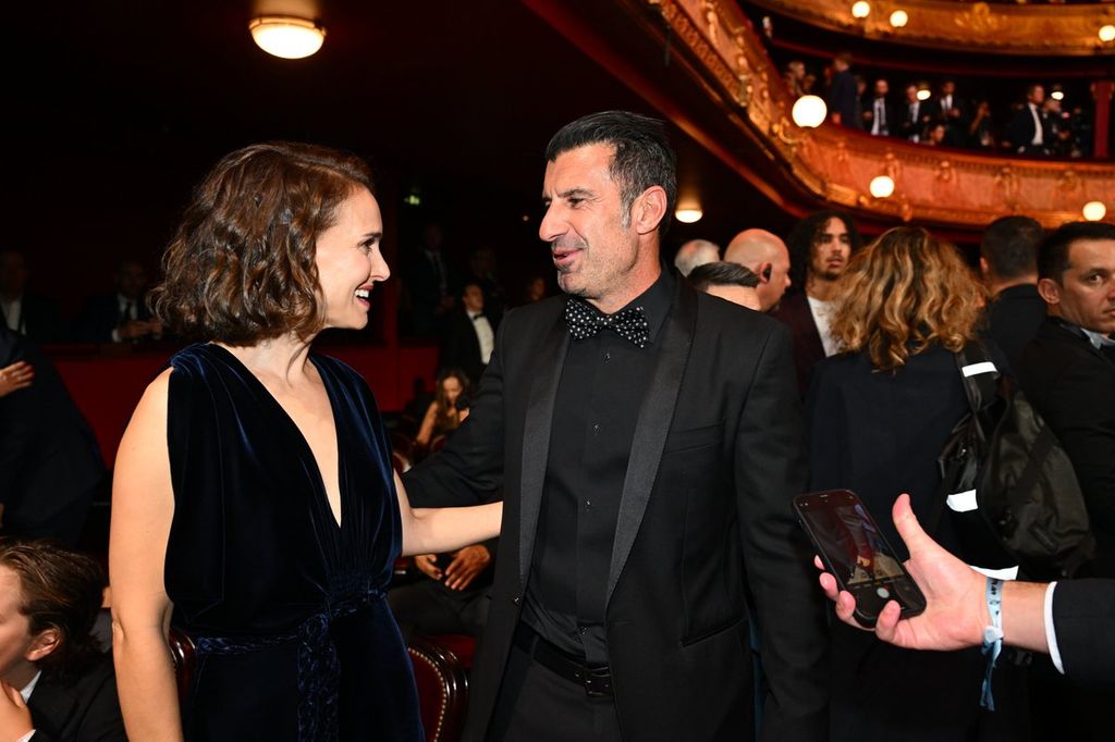 Plano medio de Luis Figo y Natalie Portman saludándose en los premios Balón de Oro