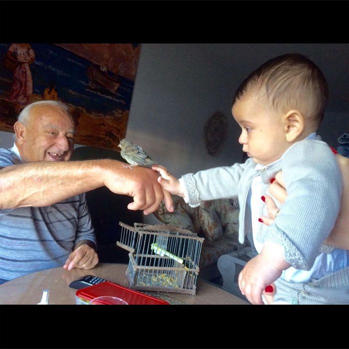 Humberto Janeiro con sus nietos
