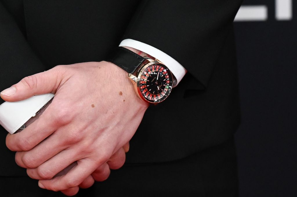 Peso Pluma sorprende con cambio de 'look' en los Grammys 2025 | ¡HOLA!