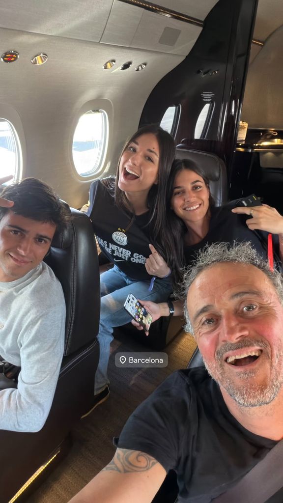 Los hijos de Luis Enrique, junto a una amiga de su hija Sira, tras la victoria del PSG en la Champions League
