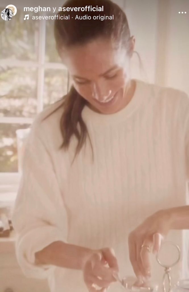 Meghan Markle preparando los detalles de una comida