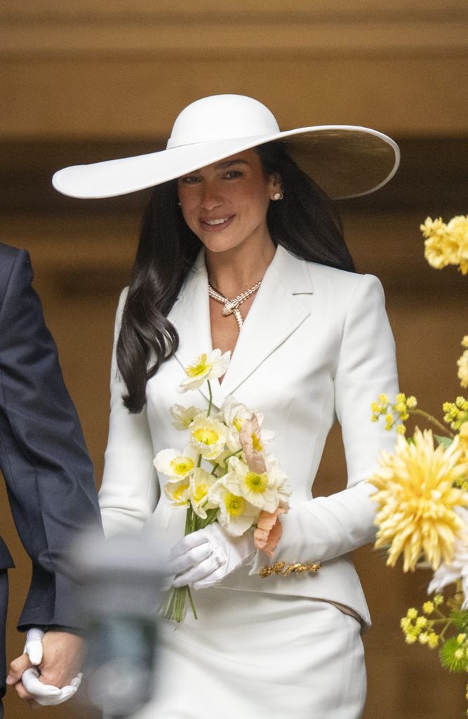 Dua Lipa con traje de dos piezas y pamela en su boda con Callum Turner en Londres, 2026.