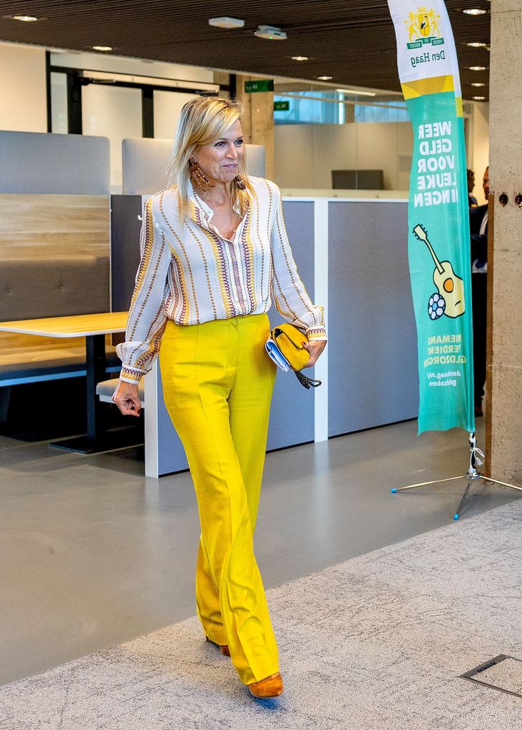 Máxima de Países Bajos con pantalón amarillo