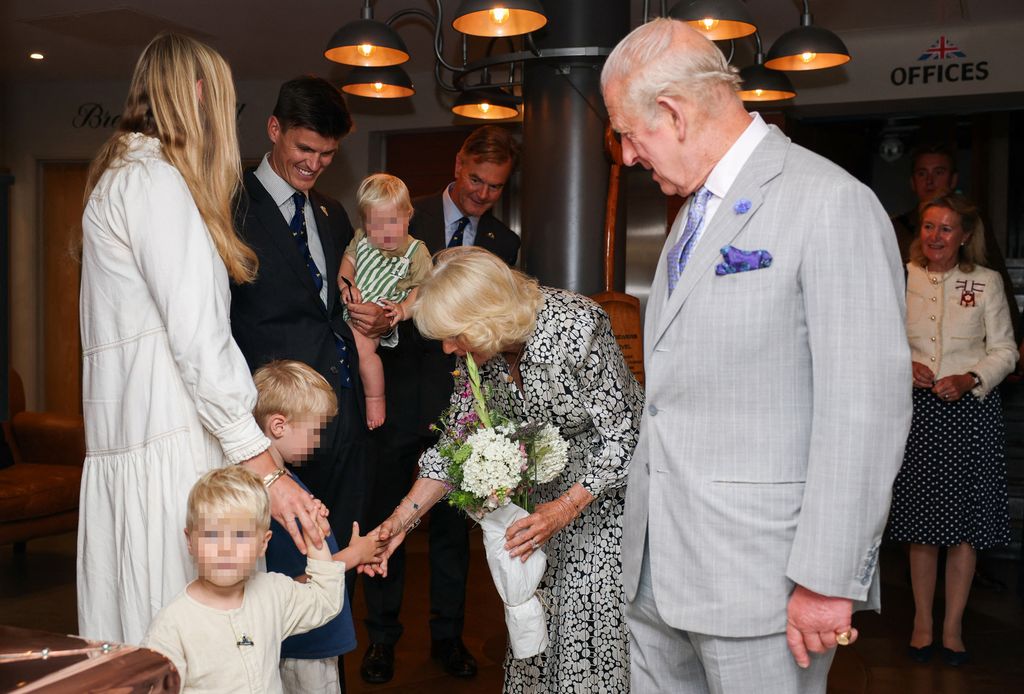 La reina Camilla recibió un ramo de flores durante la visita