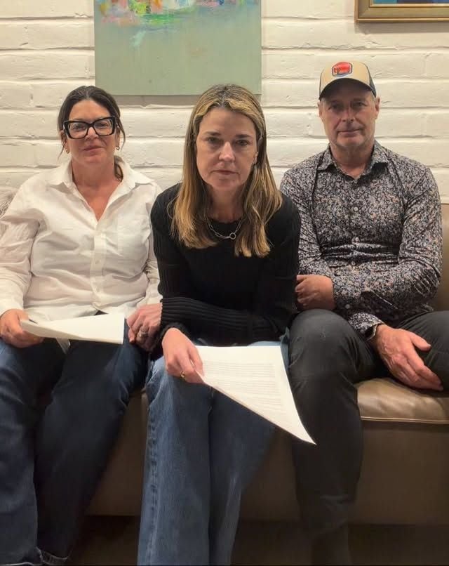 Savannah Guthrie con sus hermanos Annie y Camron